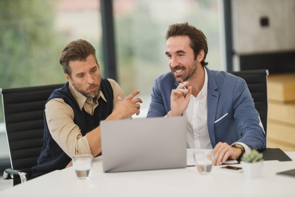 Consultants Aria travaillant avec un client
