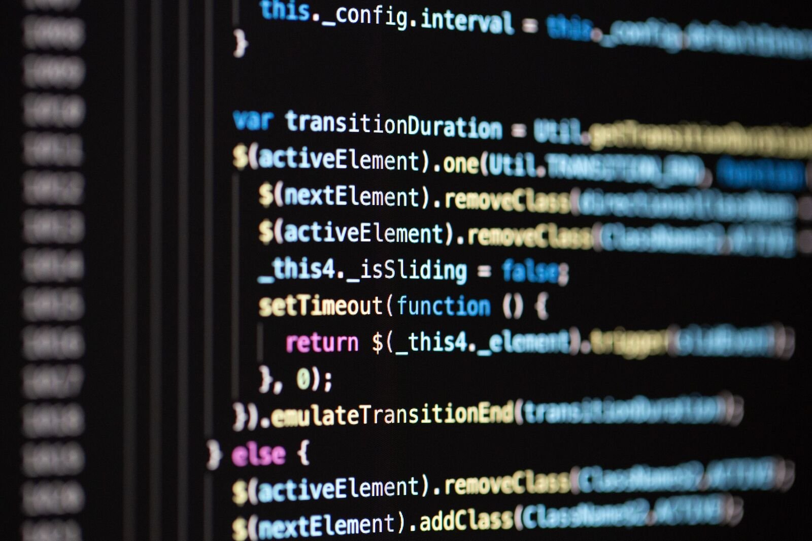 Développeur écrivant du code